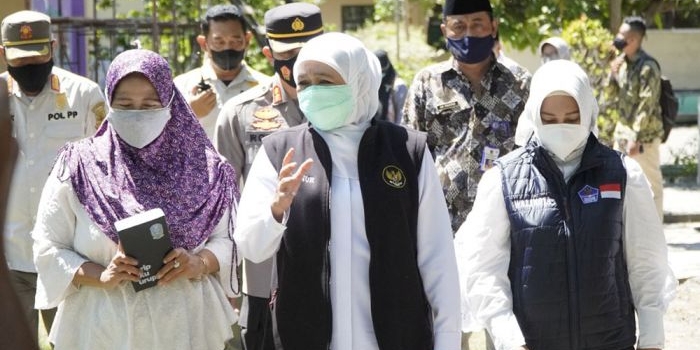 Wali Kota Mojokerto Ika Puspitasari mendampingi Gubernur Jatim Khofifah saat memantau vaksinasi di Kota Mojokerto, belum lama ini.