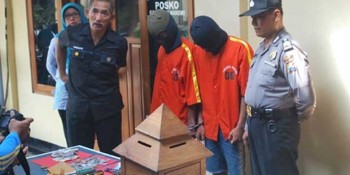 Tersangka bersama barang bukti saat diamankan,