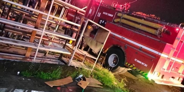 Mobil Damkar Sidoarjo yang dikerahkan untuk memadamkan api