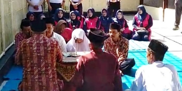 Akad nikah Manot dan Dwi Nuryani digelar di dalam ruang tahanan Mapolres Blitar Kota, Jumat (3/5/2019).