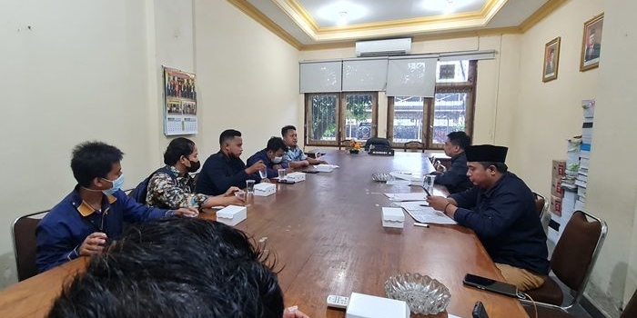 Aliansi Pemuda Peduli Hak Atas Kepemilikan Tanah saat audiensi dengan Komisi A di Ruamg Komisi A DPRD Bangkalan, Rabu (15/12/2021).