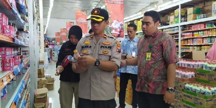 Wakapolres Jombang, Kompol Budi Setiono memastikan bahwa pasokan kebutuhan pokok berupa sembako di Jombang