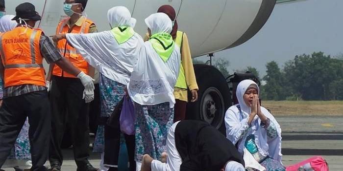 Rombongan haji yang langsung sujud syukur begitu tiba ditanah air. Foto : istimewa