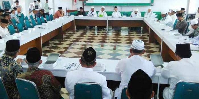 Para kiai dalam acara napak tilas pendirian NU di gedung KHM Yusuf Hasyim Pesantren Tebuireng Jombang Jawa Timur. Foto: detik.com