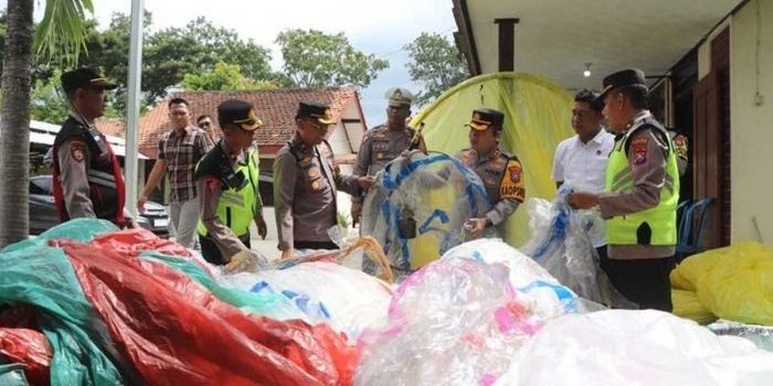 Anggota Polres Trenggalek saat amankan ratusan balon udara dari berbagai wilayah di Trenggalek.