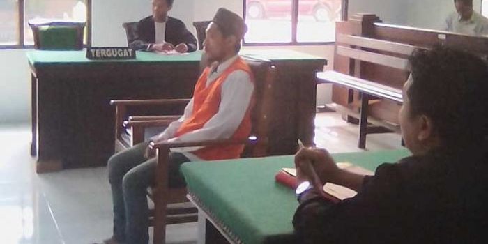 Nisar saat disidang di PN Mojokerto, kemarin. foto: agus supriyanto