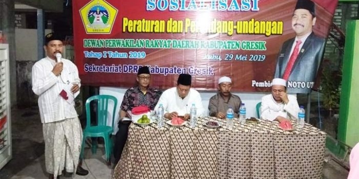 Anggota DPRD Gresik Noto Utomo (berdiri) saat menyosialisasikan peraturan perundang-undangan tentang pemilihan kepala desa. foto: SYUHUD/ BANGSAONLINE