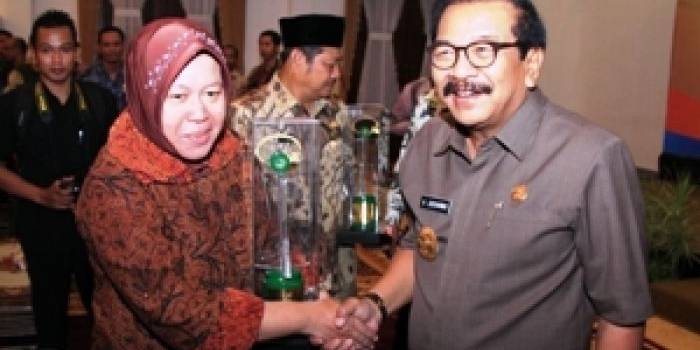 Gubernur Soekarwo bersama Walikota Surabaya Tri Rismaharini usai penyerahan penghargaan K3 di Gedung Grahadi, kemarin. foto: nisa/BANGSAONLINE