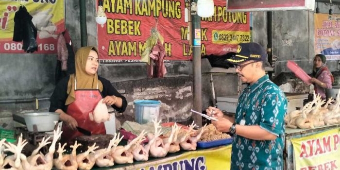 Petugas saat mengecek harga daging ayam di salah satu pasar tradisional. Foto: Ist.