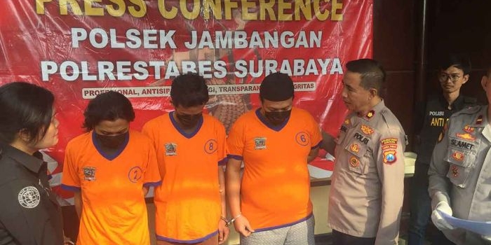 polsek-jambangan-tangkap-3-penjudi-online-di-lokasi-berbeda