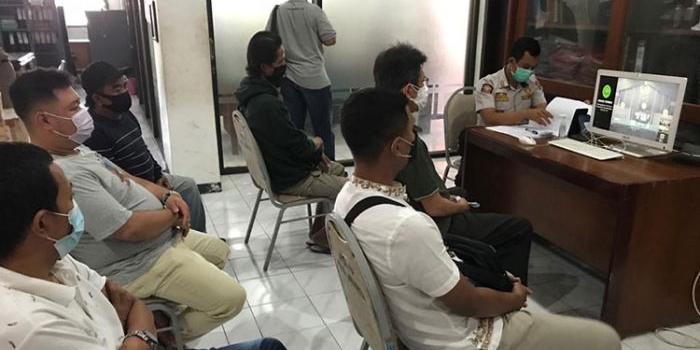 Proses sidang tipiring secara daring di Kantor Satpol PP Jember, Selasa (13/7/2021). (foto: ist)