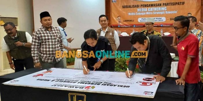Suasana penandatanganan deklarasi kawal Pemilu 2024 bersih dan berintegritas. Foto: ANDI SIRAJUDIN/BANGSAONLINE
