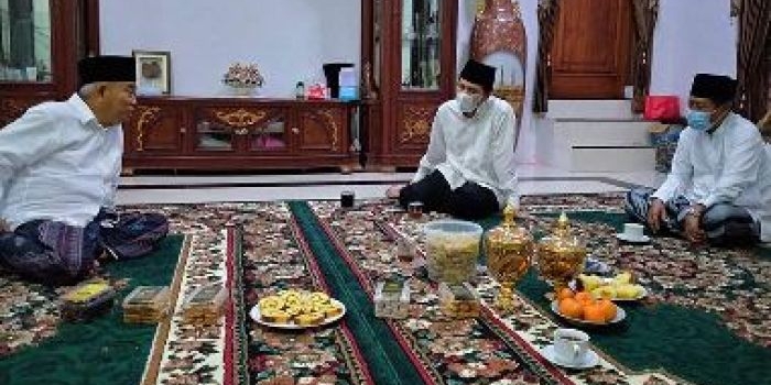 Prof Dr KH Asep Safiddun Chalim saat menerima Wakil Gubernur Jawa Timur Emil Elestianto Dardak di kediamannya di Pondok Pesantren Amanatul Ummah Pacet Mojokerto Rabu (11/5/2021) malam. Foto: mma/bangsaonline.com.