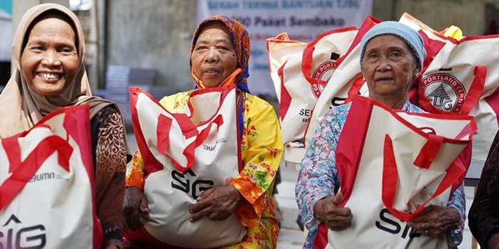 Warga Desa Sukorejo, Kabupaten Probolinggo, saat menerima bantuan paket sembako dari SIG. Foto: Ist