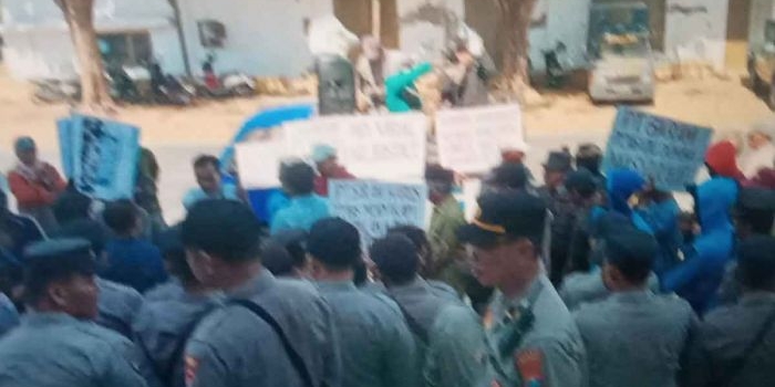 tuntut-penyelesaian-konflik-lahan-ratusan-warga-demo-ke-kantor-pt-garam