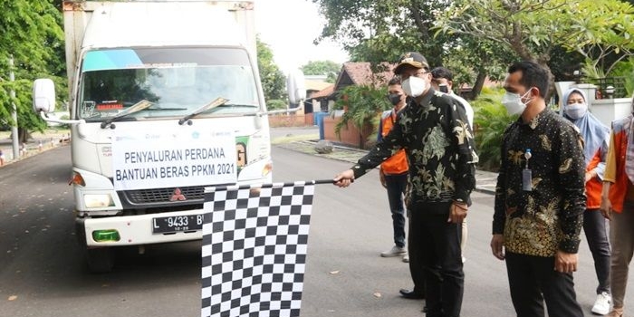 BERANGKAT: Bupati Ahmad Muhdlor melepas truk yang mengangkut bantuan beras, di Gudang Bulog Sub Divre Buduran, Kamis (22/7/2021).