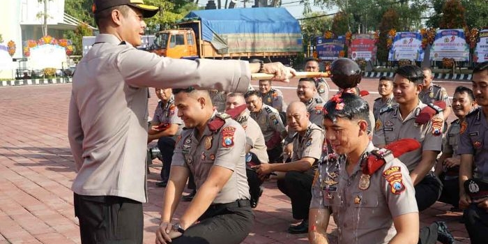 58-personel-naik-pangkat-kapolres-gresik-semoga-jadi-motivasi-meningkatkan-pengabdian