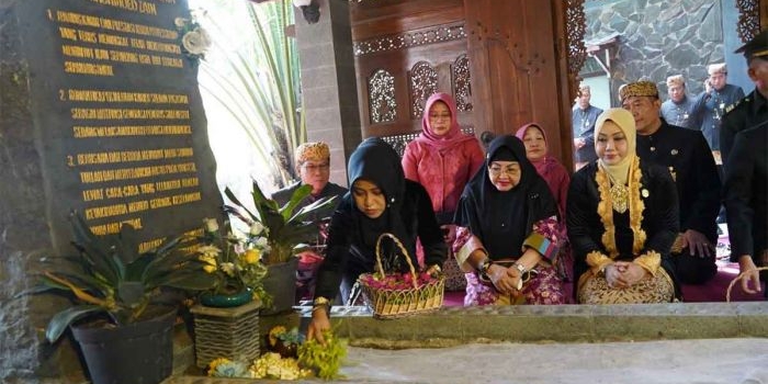 kenang-jasa-pendahulunya-ikfina-ziarah-ke-makam-mantan-bupati-mojokerto