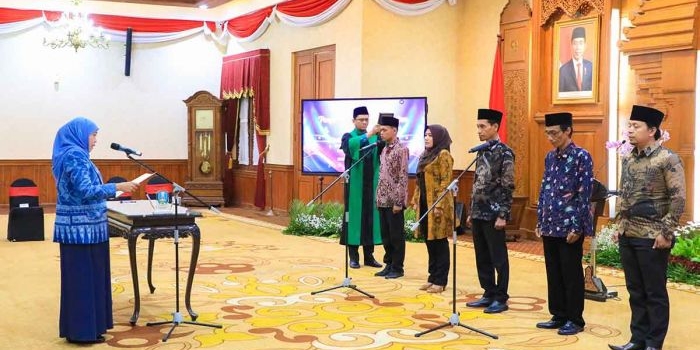 Gubernur Khofifah melantik anggota Komisi Informasi Provinsi Jawa Timur periode 2023-2027 di Gedung Negara Grahadi, Surabaya.