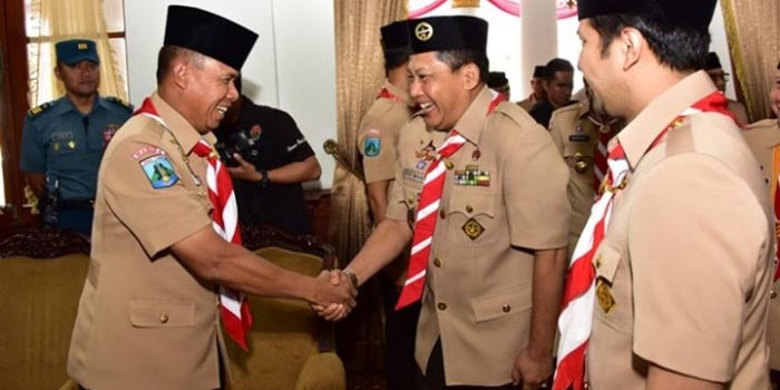 Pangkoarmada II Laksda TNI Mintoro Yulianto bersalaman dengan Budi Waseso yang saat ini menjabat sebagai Ketua Kwarnas Pramuka.