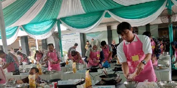 General Manager PLN UIP JBTB II, Hening Kyat Pamungkas saat mengikuti Milenial Daily Lifestyle Cooking Competition. 