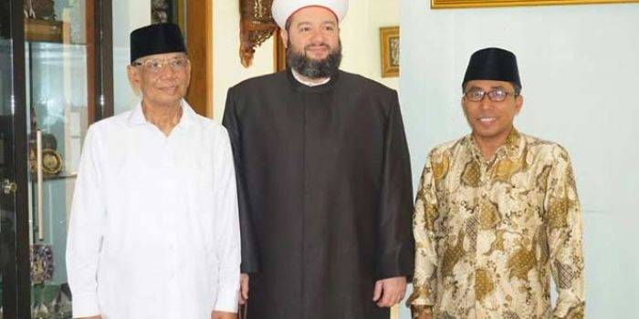 Dr KH A Hasyim Muzadi, Dr. Syeikh Salim Alwan Al-Husaini dan Dr KH Fadlolan Musyafak. foto: dokumentasi bangsaonline.com