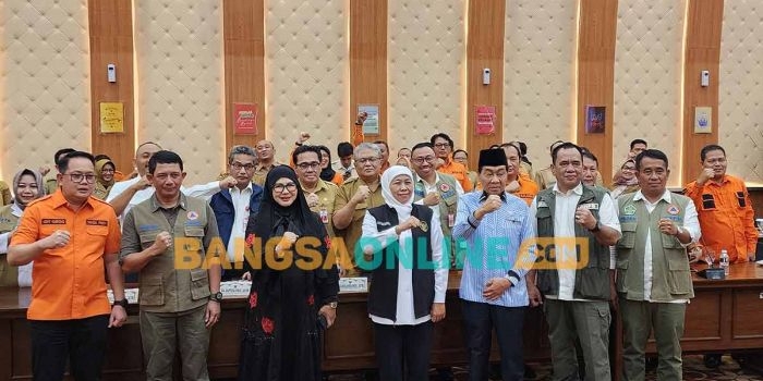 Gubernur Khofifah usai mengikuti rapat koordinasi percepatan penanganan bencana serta antisipasi bencana hidrometeorologi 2023-2024. Foto: DEVI FITRI AFRIYANTI/BANGSAONLINE