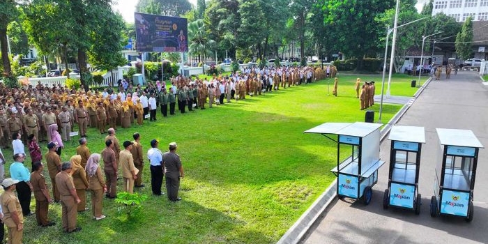 wali-kota-kediri-serahkan-bantuan-gerobak-untuk-24-pkl-terdampak-relokasi
