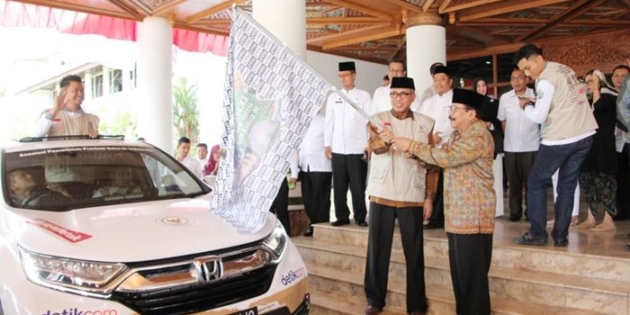 Pakde Karwo bersama Plt Gubernur Aceh Nova Iriansyah memberangkatkan Tim Ekspedisi Jalur Darat ke 34 Gubernur di Kantor Gubernur Aceh.