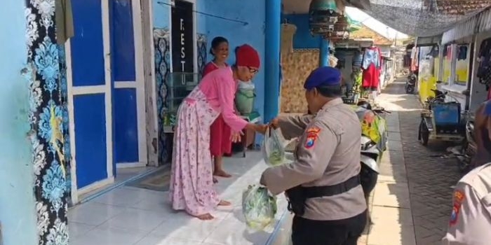 sat-polair-pasuruan-kota-bagikan-sayur-gratis-di-tengah-harga-pangan-melonjak