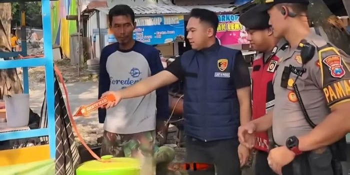 tas-penjual-es-degan-di-lamongan-diduga-digasak-pembeli-gadungan-sejumlah-barang-berharga-raib