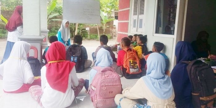 Para peserta saat mengikuti sekolah alam bahasa Inggris. Foto: ARIF K/BANGSAONLINE