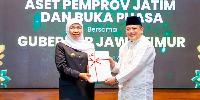 gubernur-dan-kakanwil-bpn-jatim-serahkan-444-sertifikat-hak-pakai-untuk-pemprov-dan-tempat-ibadah