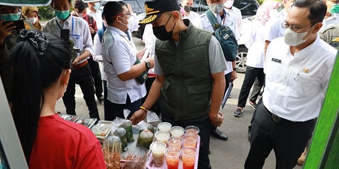 Kepala Dinkes Kota Kediri, Fauzan Adima (kanan), bersama tim saat sidak penjual takjil. Foto: Ist