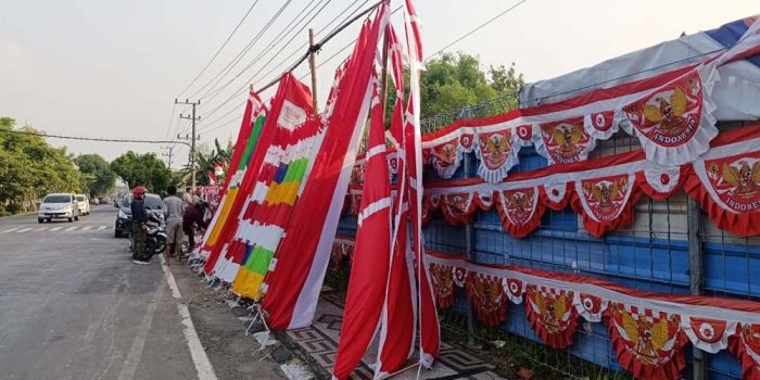 Salah satu pedagang pernak-pernik kemerdekaan yang membuka lapak sederhana di trotoar Jalan HOS Cokroaminoto, Kecamatan Bojonegoro Kota. Foto: JOKO KUNCORO/ BANGSAONLINE