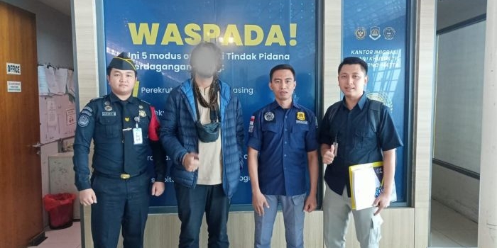 langgar-aturan-pria-wn-pakistan-dideportasi-kantor-imigrasi-kediri
