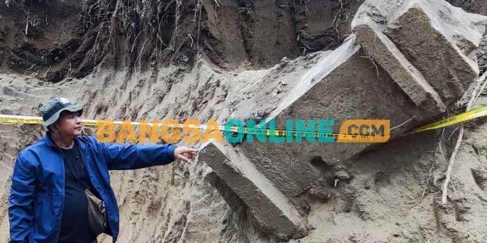 Lokasi penemuan Tugu Tapal Batas di Desa Kayunan yang dipasang garis polisi. Foto: MUJI HARJITA/BANGSAONLINE