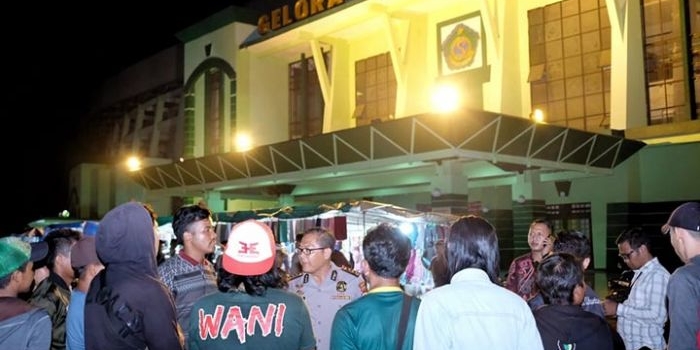 Kapolresta Sidoarjo Kombes Pol. Sumardji turun langsung melakukan cangkrukan bersama Bonek, serta menyampaikan imbauan kamtibmas kepada bonek di halaman Stadion Gelora Delta.