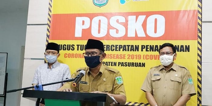 Juru Bicara Percepatan Penanganan Covid-19 Kabupaten Pasuruan, Anang Saiful Wijaya saat menyampaikan rilis pers.