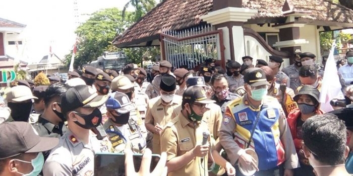 Aliansi Mahasiswa dan Rakyat Peduli Petani Tembakau saat melakukan aksi damai di Kantor DPRD Pamekasan. (foto: ist).