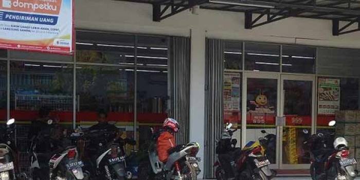 Tampak salah satu minimarket yang ramai dikunjungi masyarakat. Padahal minimarket itu tak berizin. Foto: Eky Nurhadi/bangsaonline