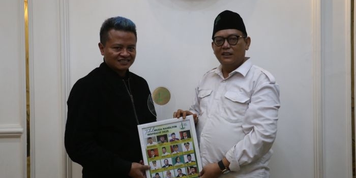 wabup-blitar-jadi-tokoh-muda-nahdliyin-inspiratif-2025-ketua-fjn-santri-gus-iqdam-yang-dermawan