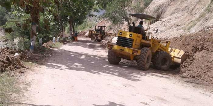 Alat berat yang masih melakukan proses pembersihan lokasi longsor. 