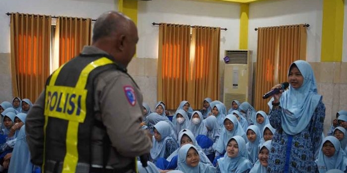 siswa-baru-smp-muhammadiyah-2-dapat-edukasi-dari-kanit-lantas-polsek-taman