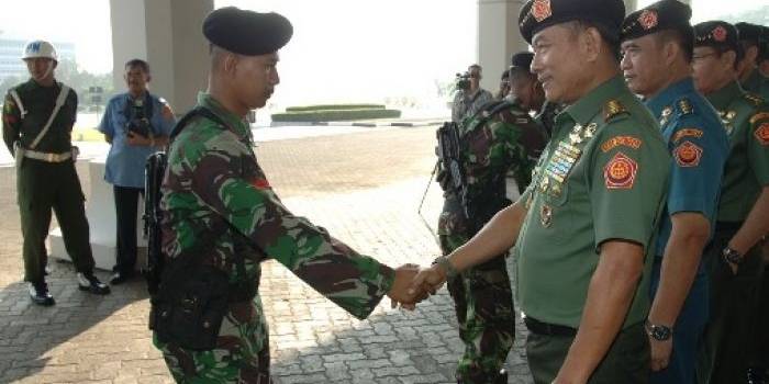 SALING MEMAAFKAN – Panglima TNI Jendral TNI Dr Moeldoko bersalaman dengan prajurit TNI saat menggelar Halal Bihalal di Mabes TNI Cilangkap, di Jakarta, Senin (4/8/2014).foto : puspen TNI untuk BangsaOnline

