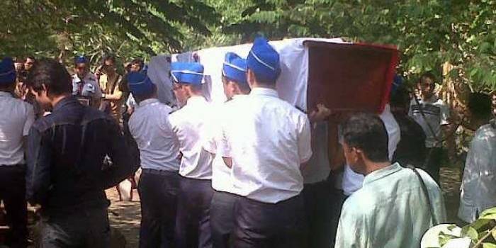 DIMAKAMKAN – Jenazah pilot siswa, Haris Yondi saat di pemakaman umum di Desa Bungurasih Kecamatan Waru, Kabupaten Sidoarjo, Sabtu (20/9/2014) pagi. foto : nanang ichwan/BangsaOnline