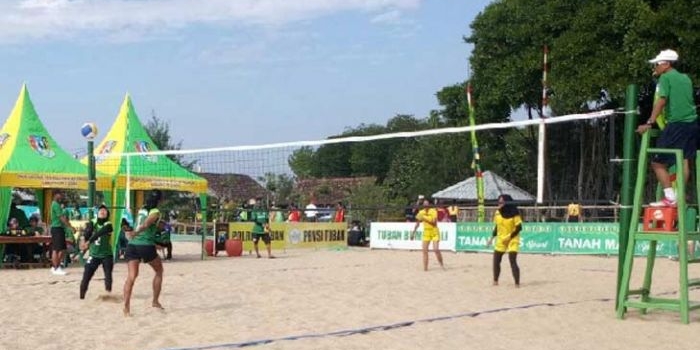 Tim Putri Voli Pantai Kabupaten Tuban saat bertanding melawan tim Kabupaten Nganjuk.