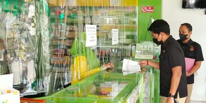 Petugas Satreskrim Polres Kediri saat mengecek harga obat di salah satu apotek. foto: ist.