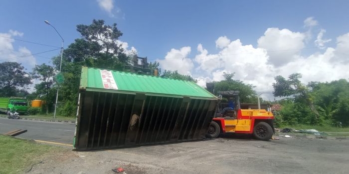 truk-kontainer-terguling-di-arteri-siring-porong-lalu-lintas-sempat-lumpuh-total