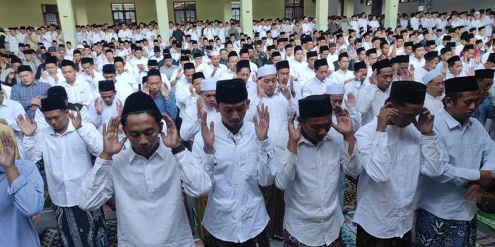 ponpes-al-falah-gelar-salad-id-jumat-pengasuh-berdasarkan-metode-hisab